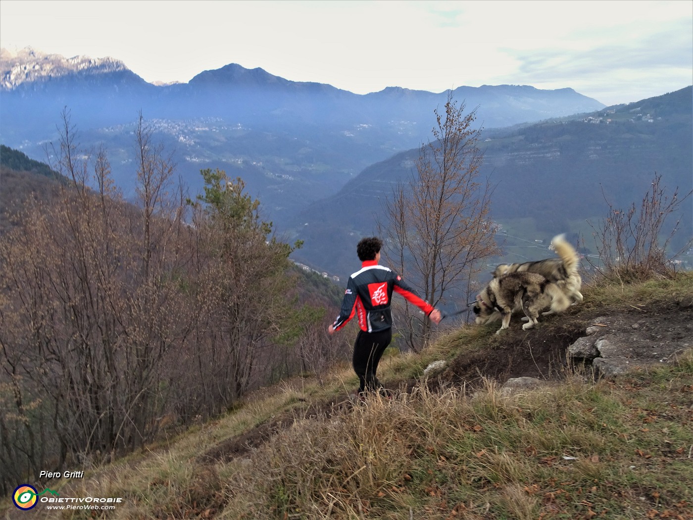 78 Aron e Leo proseguono il loro  frequente giro sui monti sopra casa  guidati dall'amico di Spino al Brembo .JPG